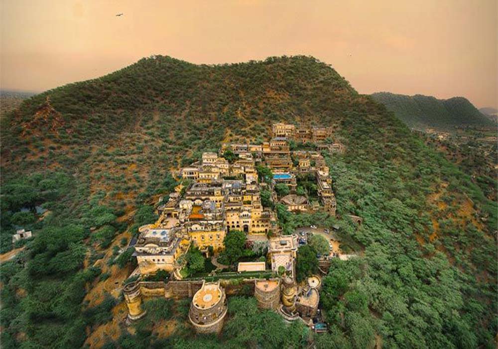 Neemrana Group Tour Packages, Neemrana Group Tours TrvMe